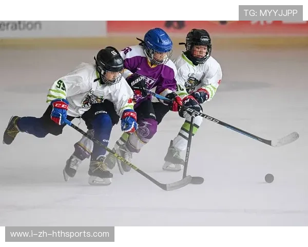 冰球运动员连摔三次仍抢断成功,全场起立